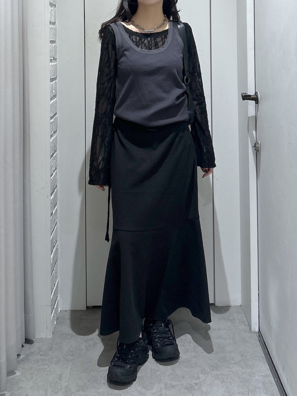 ブラック系のTシャツ/カットソー、グレー系のタンクトップ、ブラック系のショルダーバッグを着用したレディースの秋コーディネートの5枚目の写真