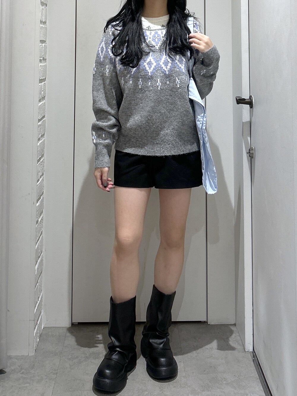 ブルー系のトートバッグ、グレー系のニット/セーター、ブラック系のその他パンツを着用したレディースの秋コーディネートの2枚目の写真