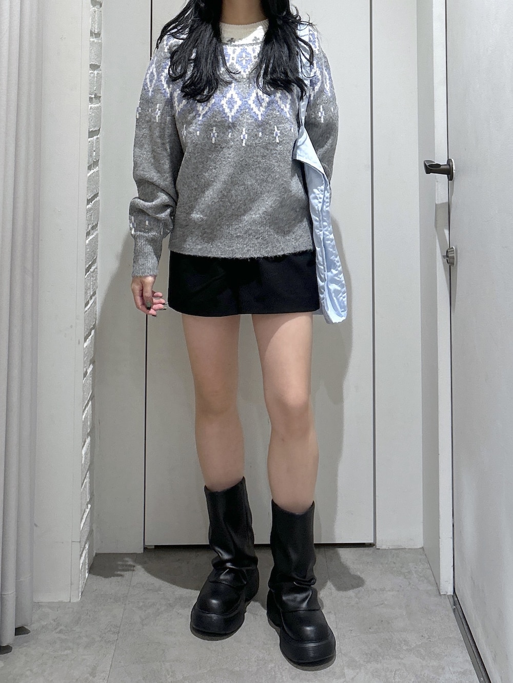 ブルー系のトートバッグ、グレー系のニット/セーター、ブラック系のその他パンツを着用したレディースの秋コーディネートの3枚目の写真