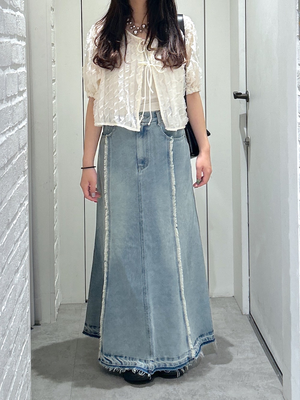 「FREE'S MARTの◆パネルフリンジマーメイドデニムスカート（スカート、ブルー系）」を使った、yurm6さん（レディース・153cm）の春コーディネートの3枚目の写真