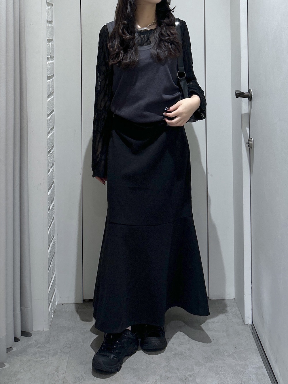 ブラック系のTシャツ/カットソー、グレー系のタンクトップ、ブラック系のショルダーバッグを着用したレディースの秋コーディネートの2枚目の写真