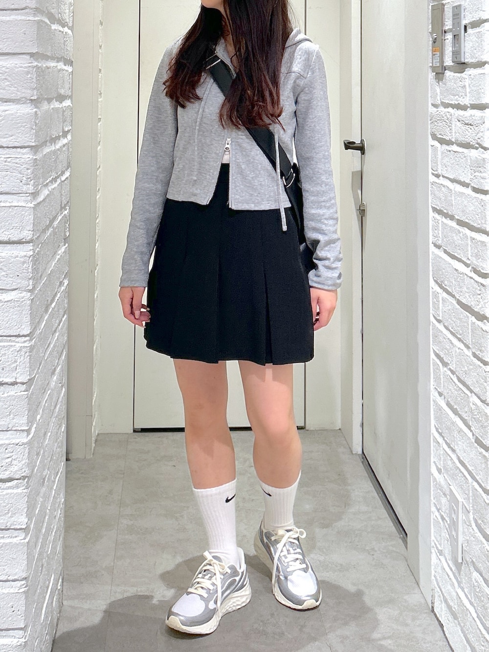 「FREE'S MARTの◆ボックスプリーツミニスカート（スカート、ブラック系）」を使った、yurm6さん（レディース・153cm）の春コーディネートの2枚目の写真