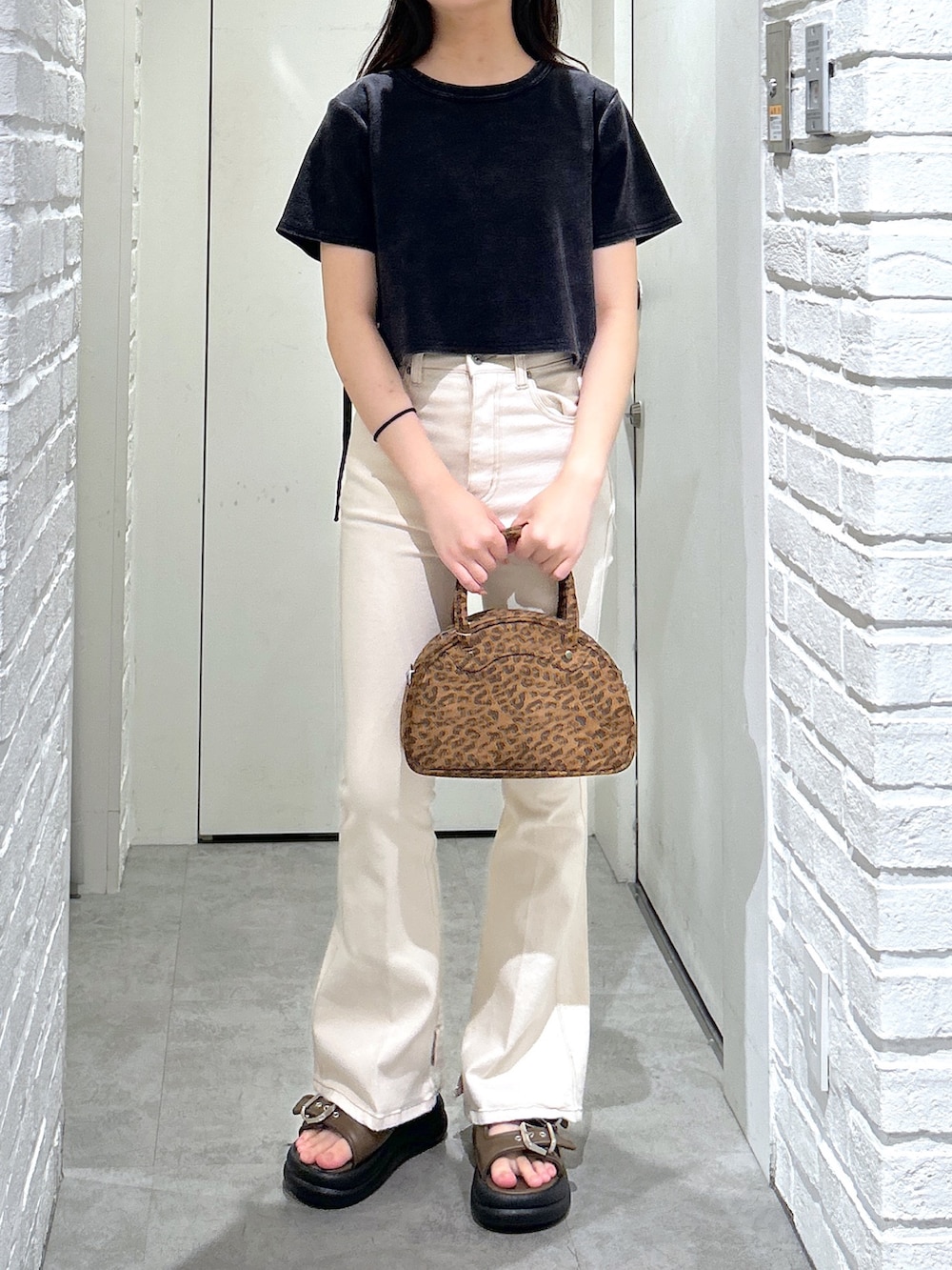 「FREE'S MARTのヴィンテージ加工サイドベルトTシャツ（Tシャツ/カットソー、ブラック系）」を使った、yurm6さん（レディース・153cm）の春コーディネートの5枚目の写真