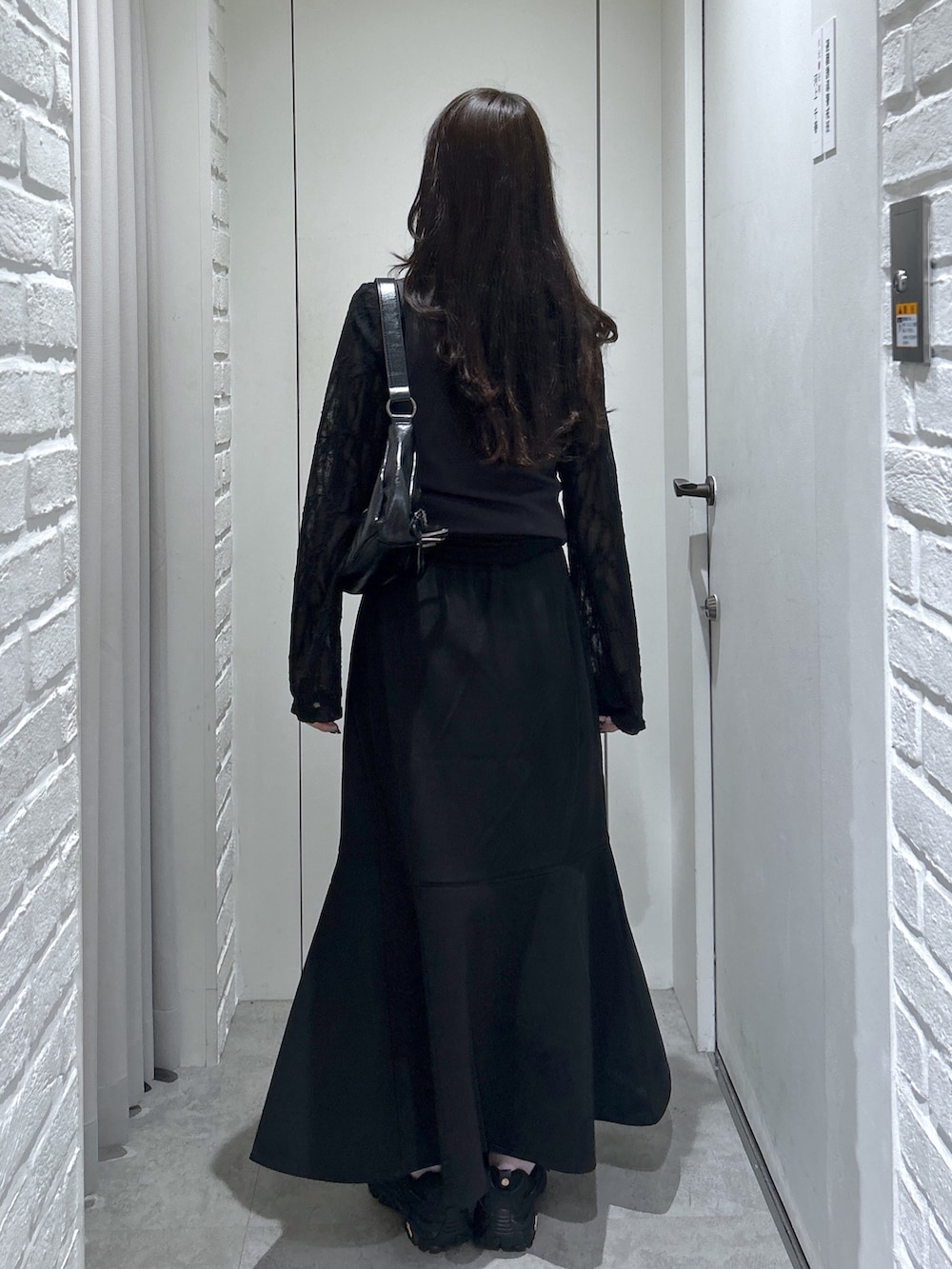 ブラック系のTシャツ/カットソー、グレー系のタンクトップ、ブラック系のショルダーバッグを着用したレディースの秋コーディネートの7枚目の写真