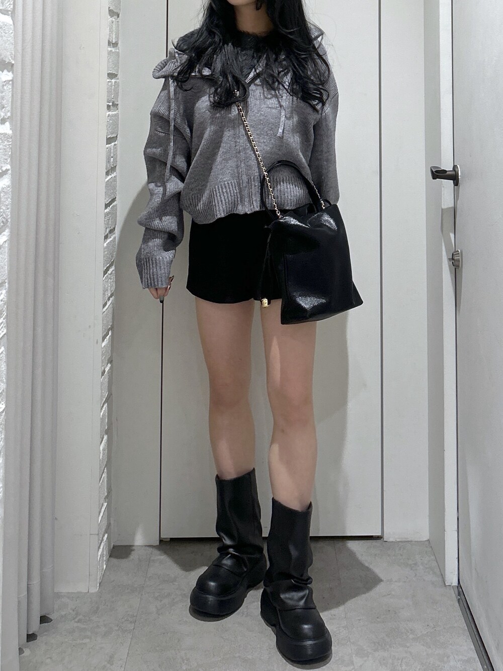 グレー系のニット/セーター、グレー系のニット/セーター、ブラック系のショルダーバッグを着用したレディースの秋コーディネートの4枚目の写真