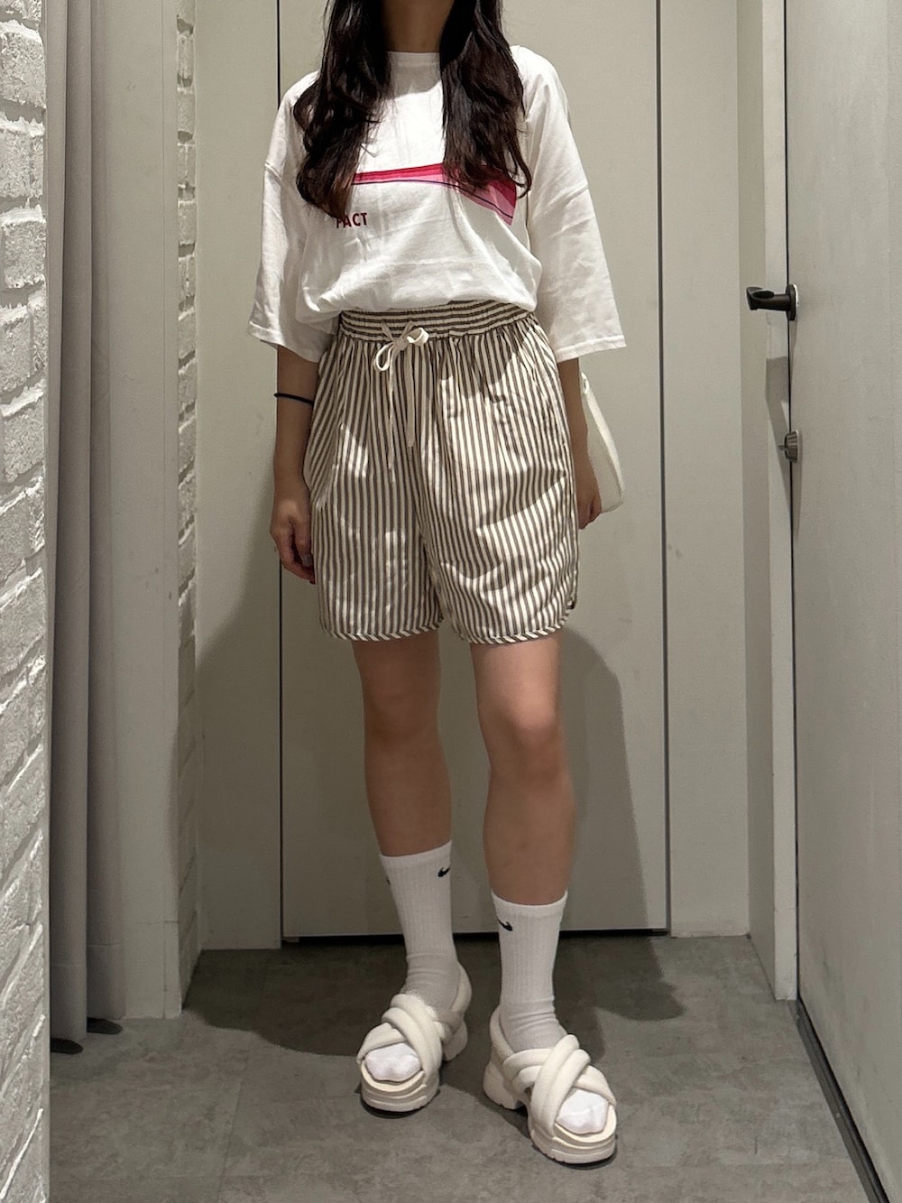 「FREE'S MARTの◆アソートグラフィックＴシャツ（Tシャツ/カットソー、ホワイト系）」を使った、yurm6さん（レディース・153cm）の夏コーディネートの7枚目の写真