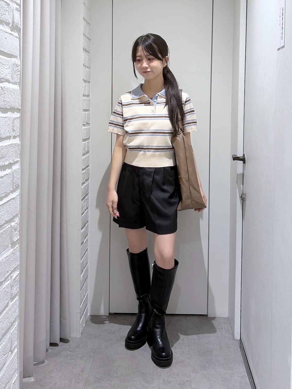 ブラック系のその他パンツ、ブラウン系のトートバッグ、ホワイト系のニット/セーターを着用したレディースの夏コーディネートの2枚目の写真