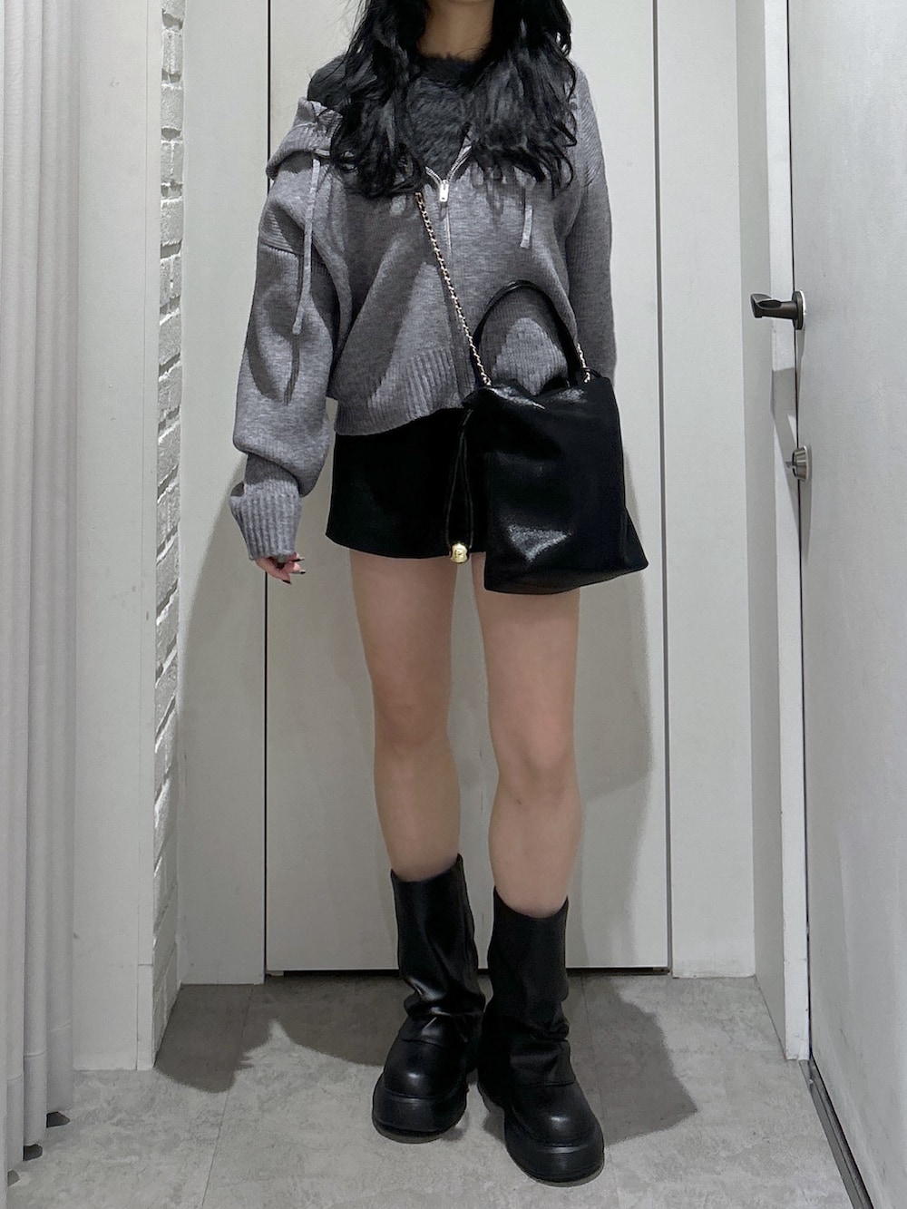 グレー系のニット/セーター、グレー系のニット/セーター、ブラック系のショルダーバッグを着用したレディースの秋コーディネートの2枚目の写真