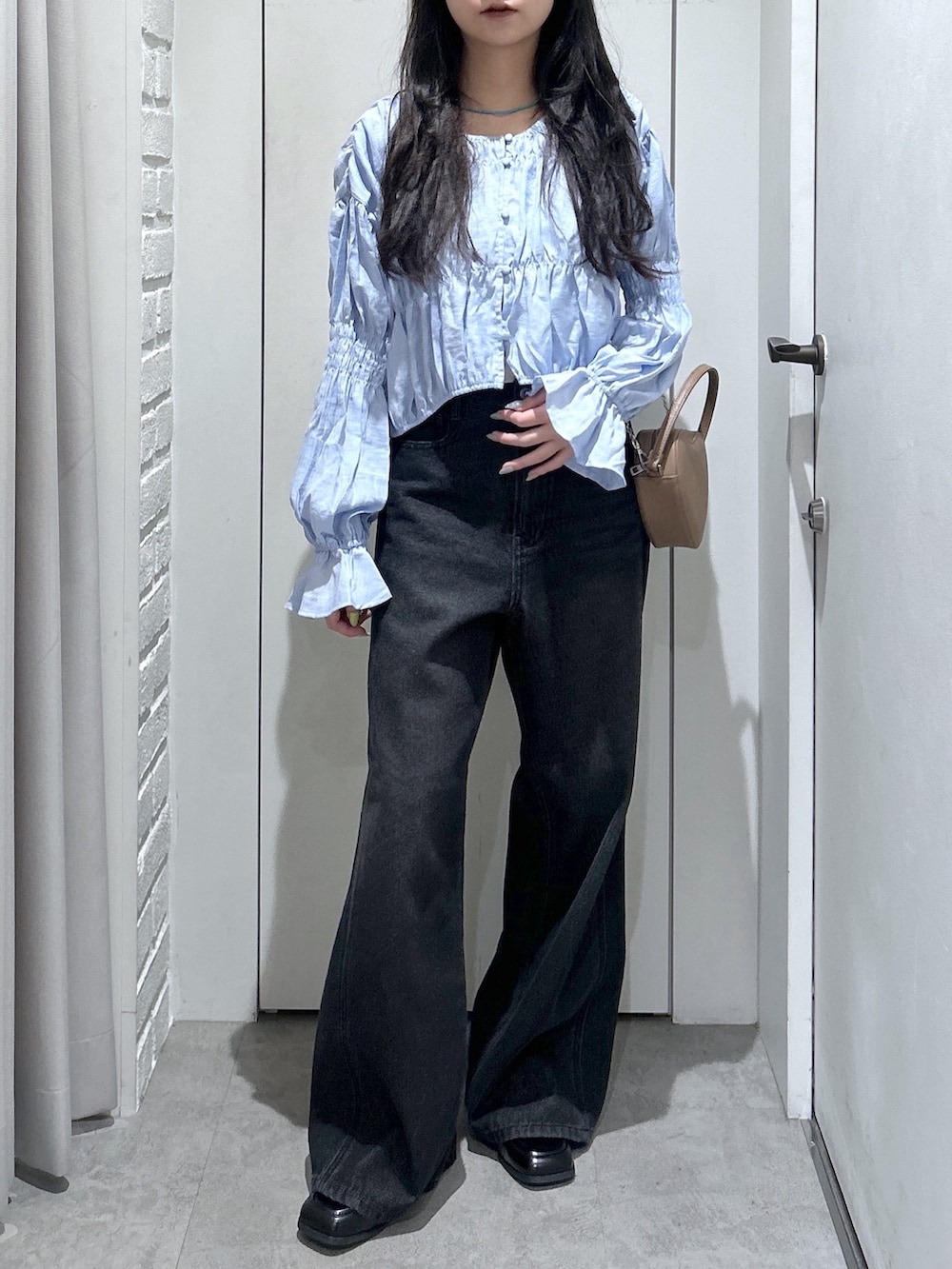 ブラック系のデニムパンツ、ブルー系のシャツ/ブラウス、ブラック系のローファーを着用したレディースの春コーディネートの3枚目の写真