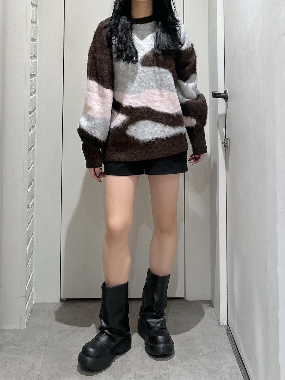 ブラック系のその他パンツ、ブラウン系のショルダーバッグ、ブラウン系のニット/セーターを着用したレディースの秋コーディネートの3枚目の写真