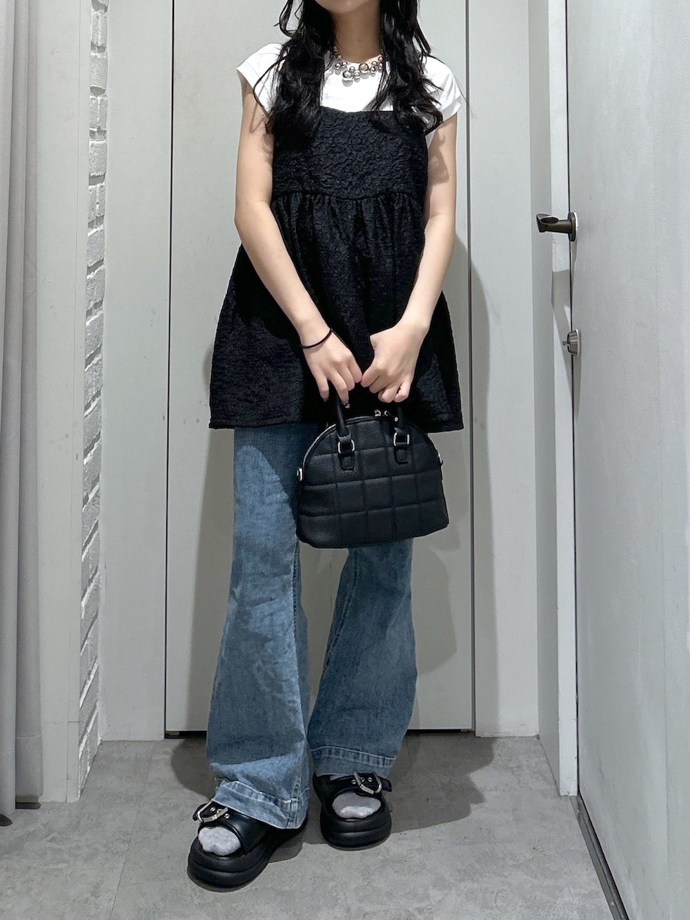 「FREE'S MARTの膨れジャガードキャミビスチェ（キャミソール、ブラック系）」を使った、yurm6さん（レディース・153cm）の夏コーディネートの3枚目の写真