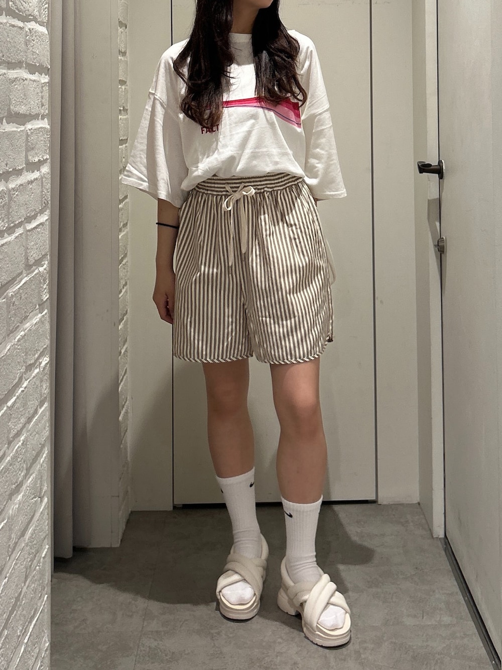 「FREE'S MARTの◆アソートグラフィックＴシャツ（Tシャツ/カットソー、ホワイト系）」を使った、yurm6さん（レディース・153cm）の夏コーディネートの2枚目の写真