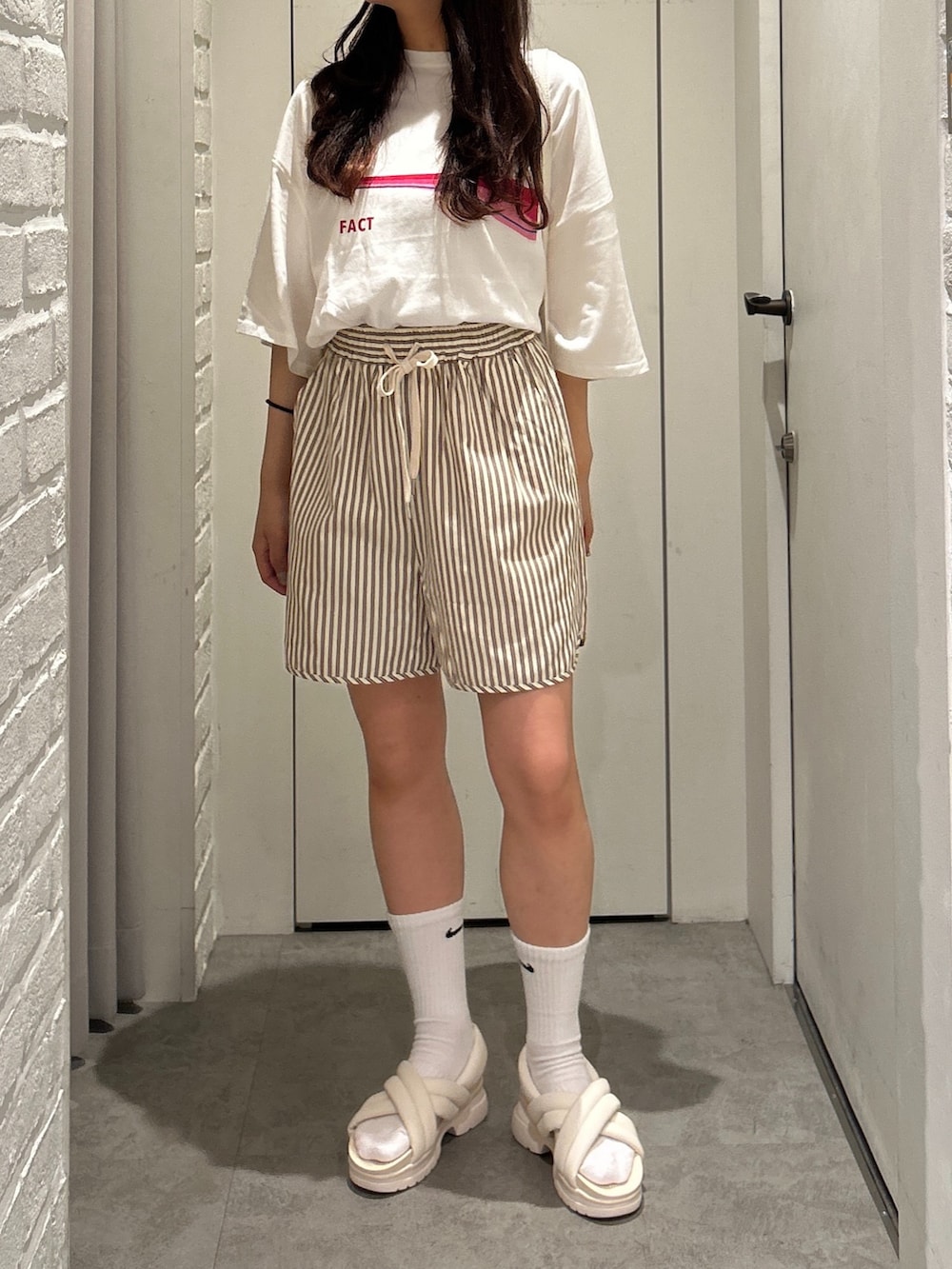 「FREE'S MARTの◆アソートグラフィックＴシャツ（Tシャツ/カットソー、ホワイト系）」を使った、yurm6さん（レディース・153cm）の夏コーディネートの3枚目の写真