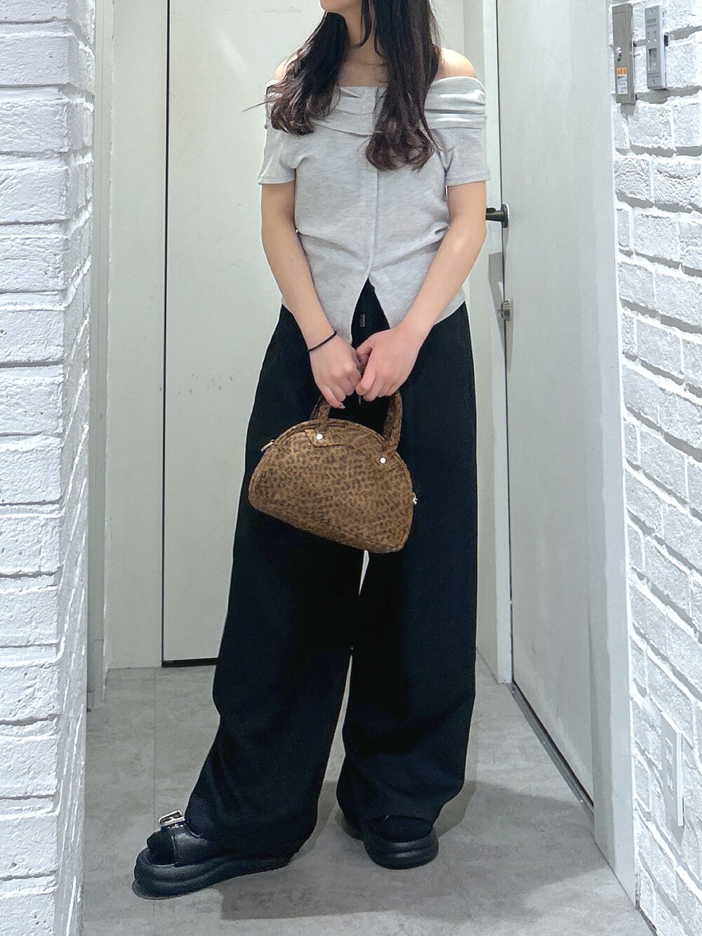 「FREE'S MARTのハーフサークルバッグ（トートバッグ、ブラウン系）」を使った、yurm6さん（骨格ナチュラル・レディース・153cm）の春コーディネートの2枚目の写真