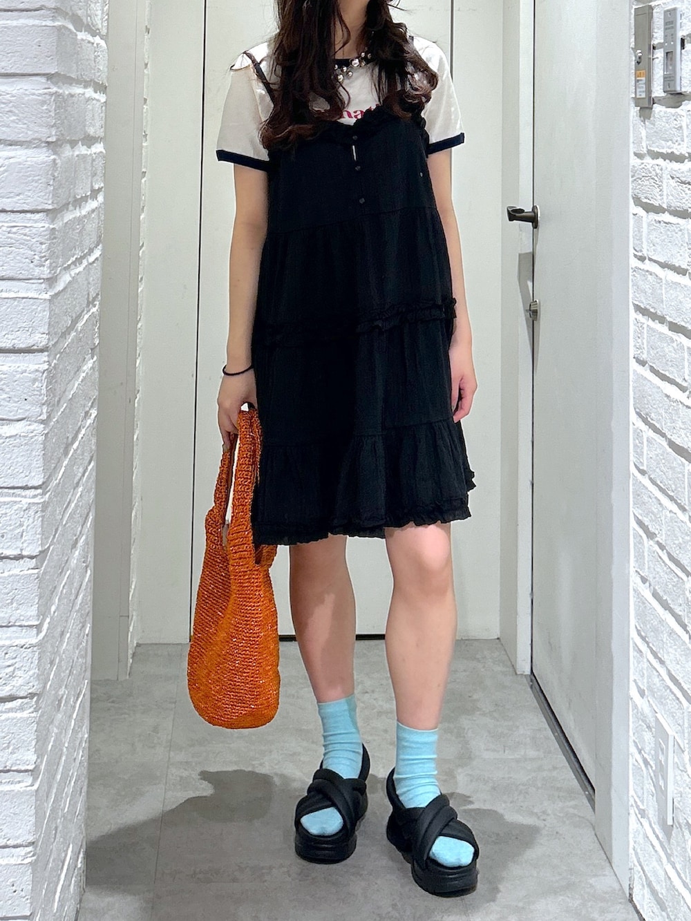 「FREE'S MARTの◆コットンティアードキャミミニワンピース（ワンピース、ブラック系）」を使った、yurm6さん（レディース・153cm）の夏コーディネートの2枚目の写真
