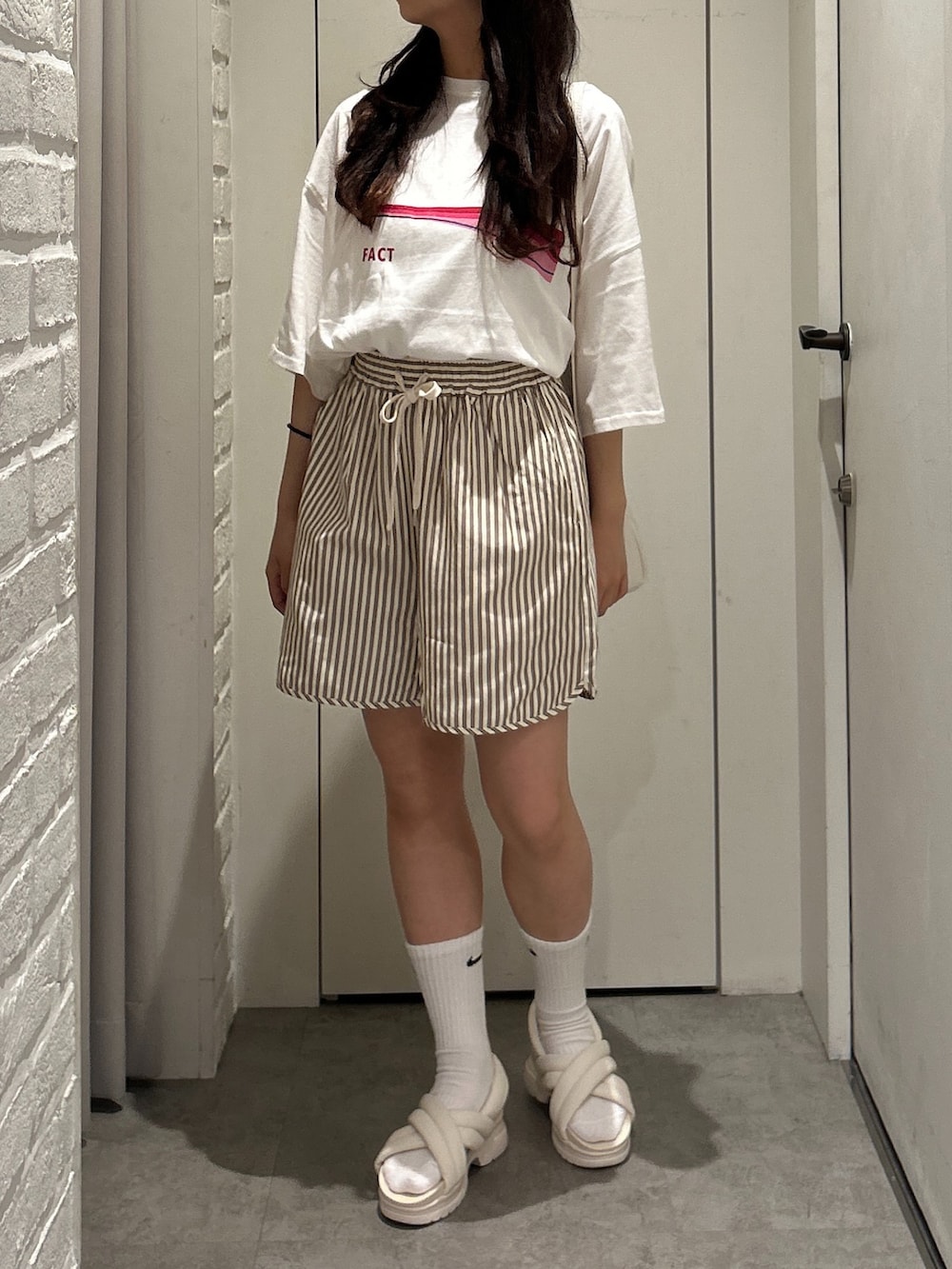 「FREE'S MARTの◆アソートグラフィックＴシャツ（Tシャツ/カットソー、ホワイト系）」を使った、yurm6さん（レディース・153cm）の夏コーディネートの5枚目の写真