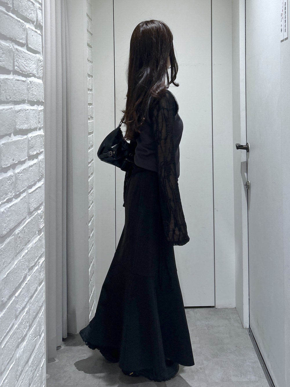 ブラック系のTシャツ/カットソー、グレー系のタンクトップ、ブラック系のショルダーバッグを着用したレディースの秋コーディネートの6枚目の写真