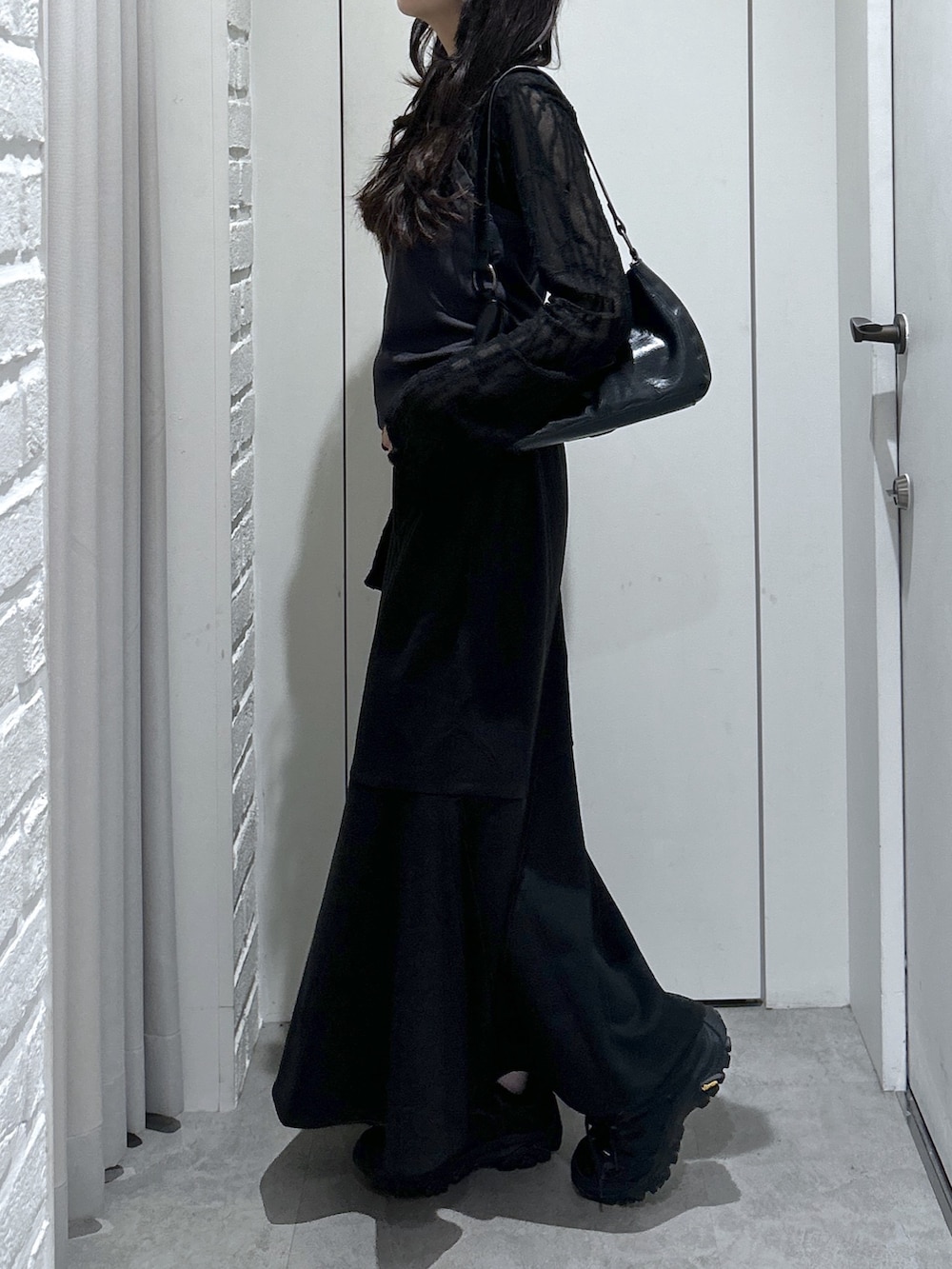 ブラック系のTシャツ/カットソー、グレー系のタンクトップ、ブラック系のショルダーバッグを着用したレディースの秋コーディネートの4枚目の写真