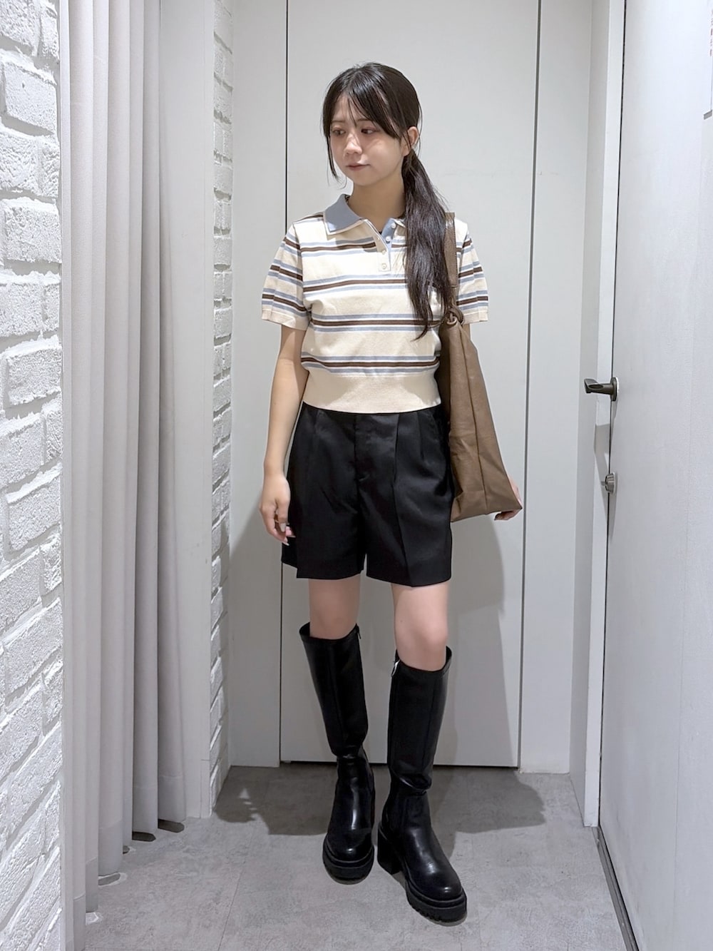 ブラック系のその他パンツ、ブラウン系のトートバッグ、ホワイト系のニット/セーターを着用したレディースの夏コーディネートの3枚目の写真