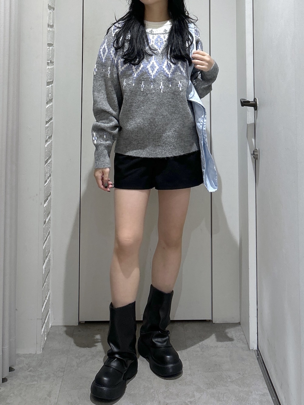 ブルー系のトートバッグ、グレー系のニット/セーター、ブラック系のその他パンツを着用したレディースの秋コーディネートの5枚目の写真