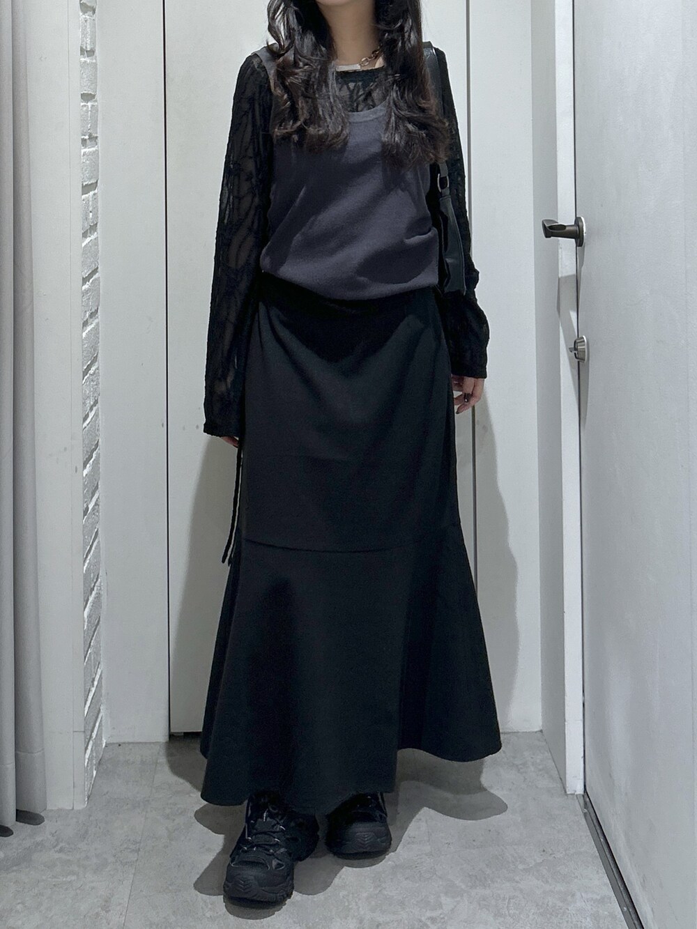 ブラック系のTシャツ/カットソー、グレー系のタンクトップ、ブラック系のショルダーバッグを着用したレディースの秋コーディネートの3枚目の写真