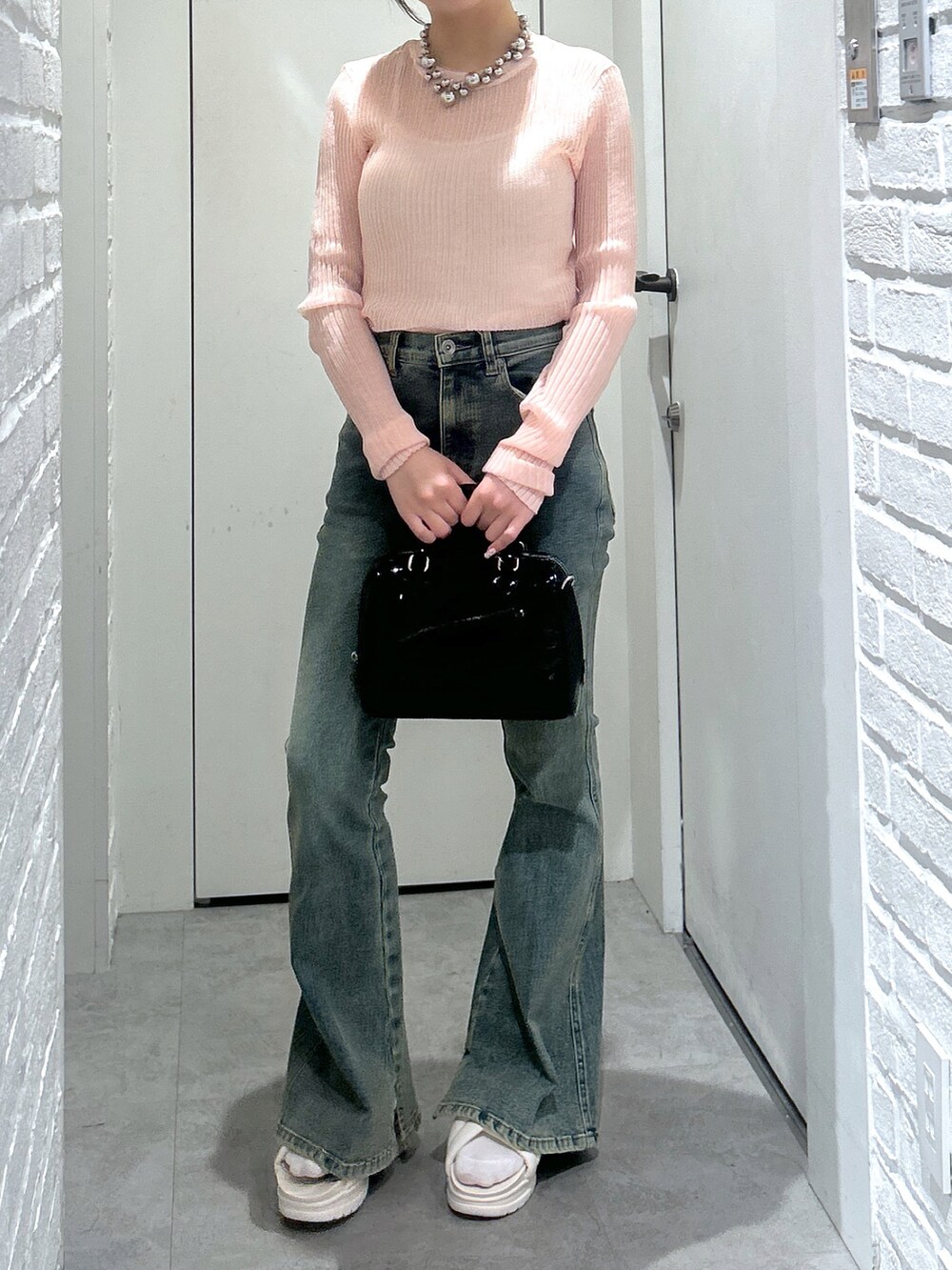 「FREE'S MARTの【Sシリーズ対応】内スリットベルボトムデニムパンツ（デニムパンツ、ブルー系）」を使った、yurm6さん（骨格ナチュラル・レディース・153cm）の春コーディネートの2枚目の写真