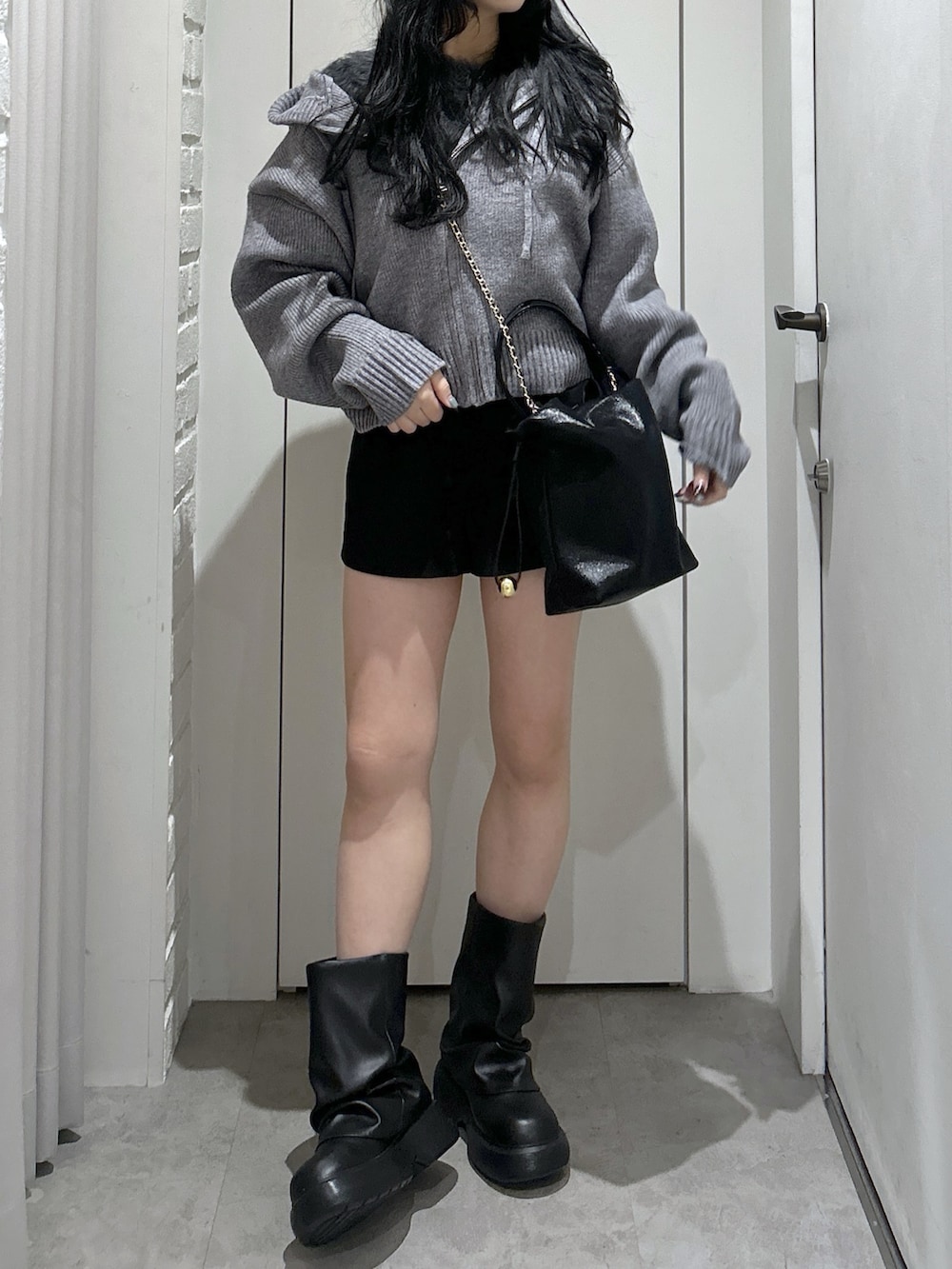 グレー系のニット/セーター、グレー系のニット/セーター、ブラック系のショルダーバッグを着用したレディースの秋コーディネートの3枚目の写真