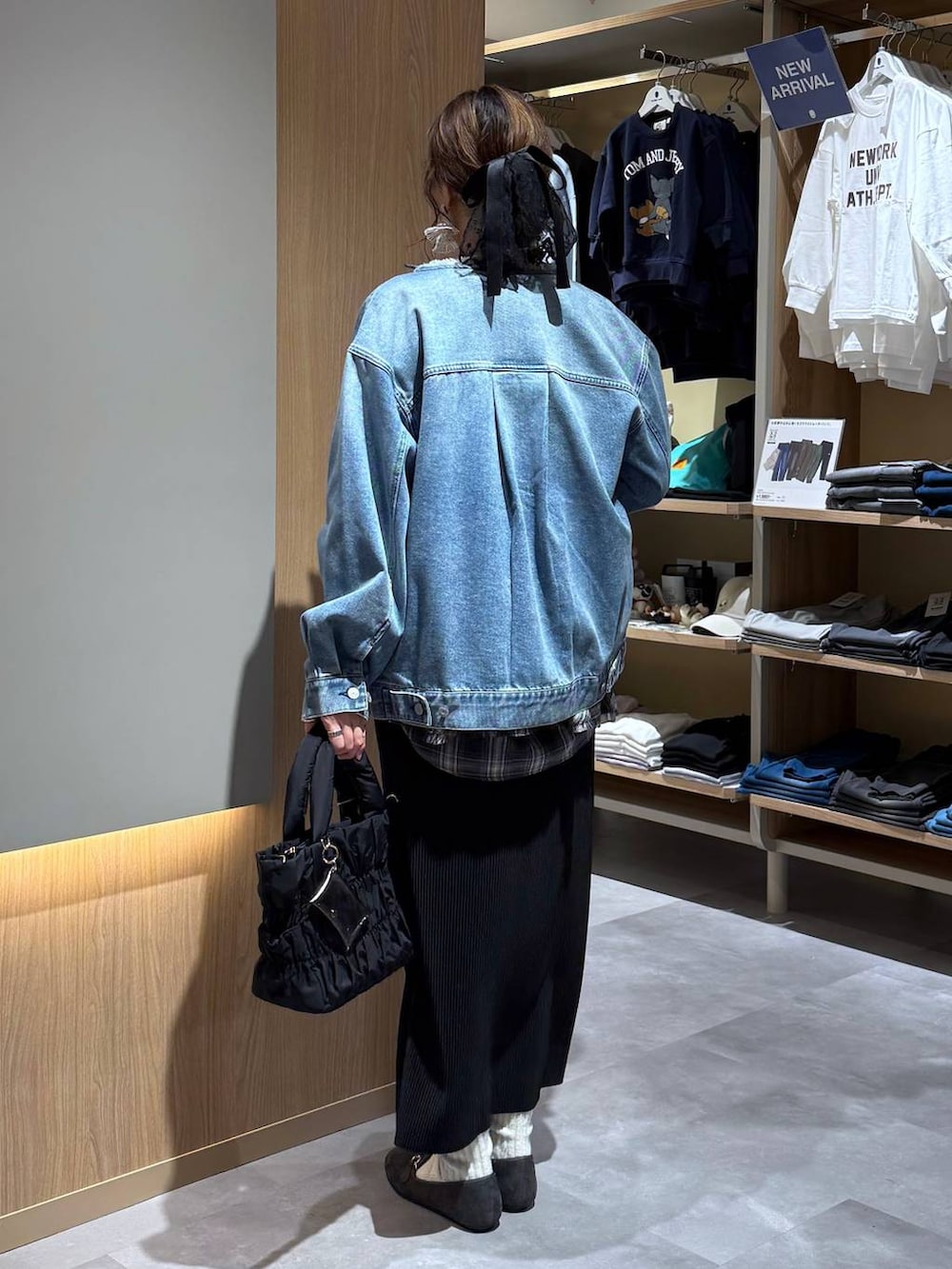 グレー系のローファー、ブルー系のデニムジャケット、ブラック系のシャツ/ブラウスを着用したレディースの冬コーディネートの4枚目の写真