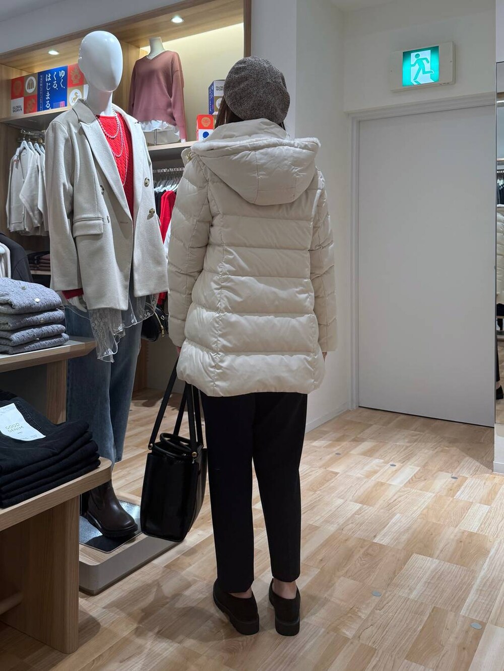 ベージュ系のダウンジャケット/コート、ピンク系のシャツ/ブラウス、ブルー系のその他パンツを着用したレディースの春コーディネートの8枚目の写真