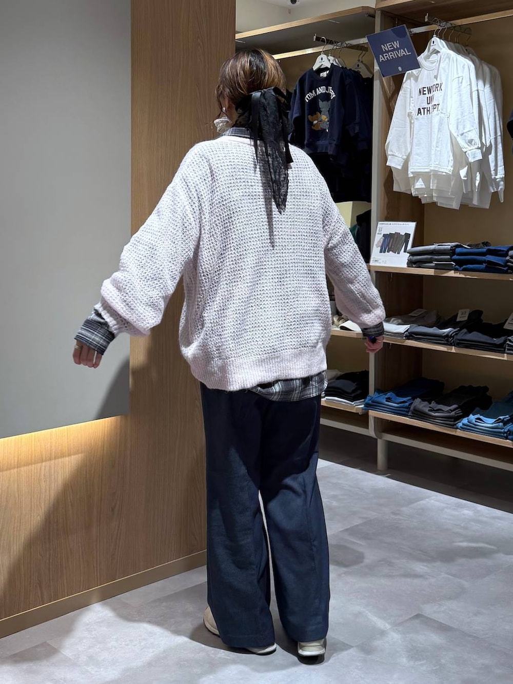 ピンク系のニット/セーター、ブルー系のその他パンツ、ブラック系のシャツ/ブラウスを着用したレディースの冬コーディネートの4枚目の写真