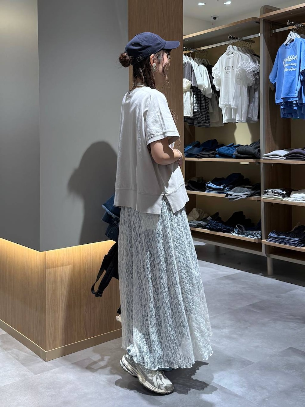 ブルー系のシャツ/ブラウス、ブルー系のデニムパンツ、ベージュ系のTシャツ/カットソーを着用したレディースの夏コーディネートの3枚目の写真