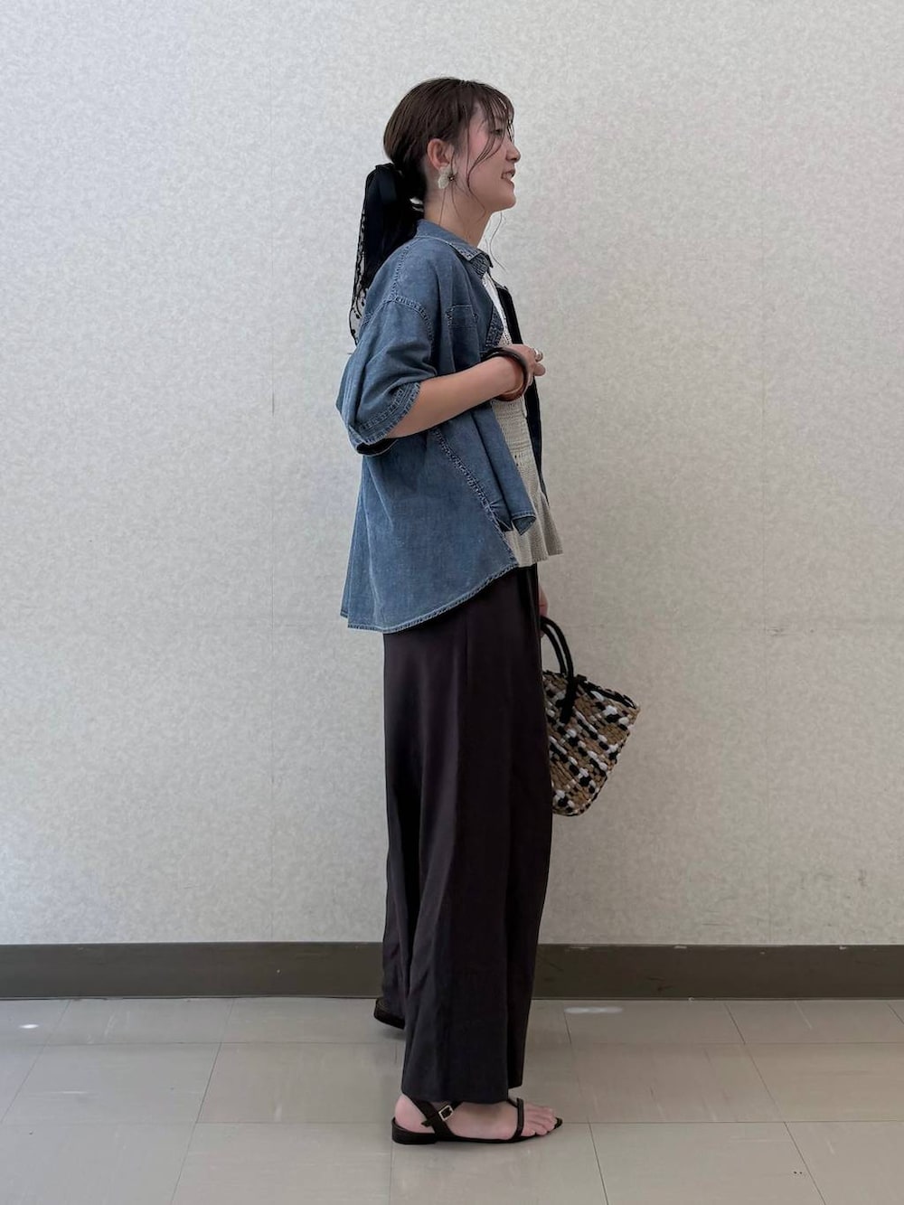 ブラウン系のその他パンツ、ブルー系のシャツ/ブラウス、ホワイト系のTシャツ/カットソーを着用したレディースの夏コーディネートの3枚目の写真