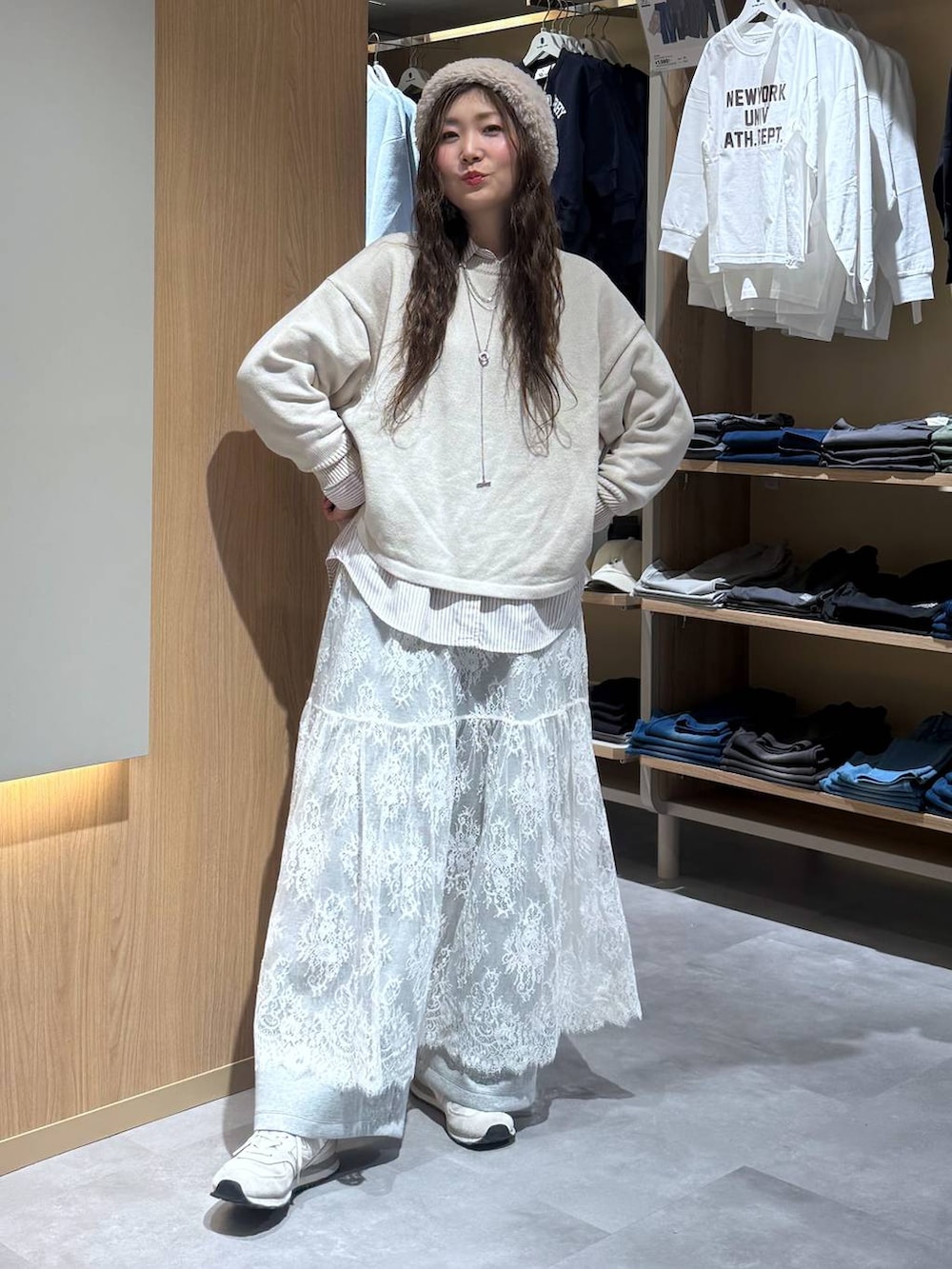 ブラック系のブルゾン、ベージュ系のニット/セーター、その他のシャツ/ブラウスを着用したレディースの春コーディネートの2枚目の写真