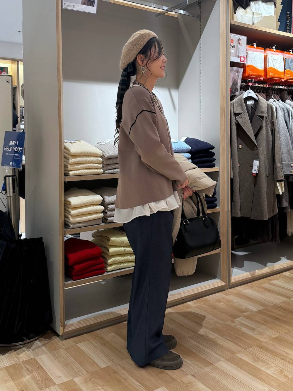 ベージュ系のダウンジャケット/コート、ブルー系のその他パンツ、ホワイト系のTシャツ/カットソーを着用したレディースの春コーディネートの3枚目の写真