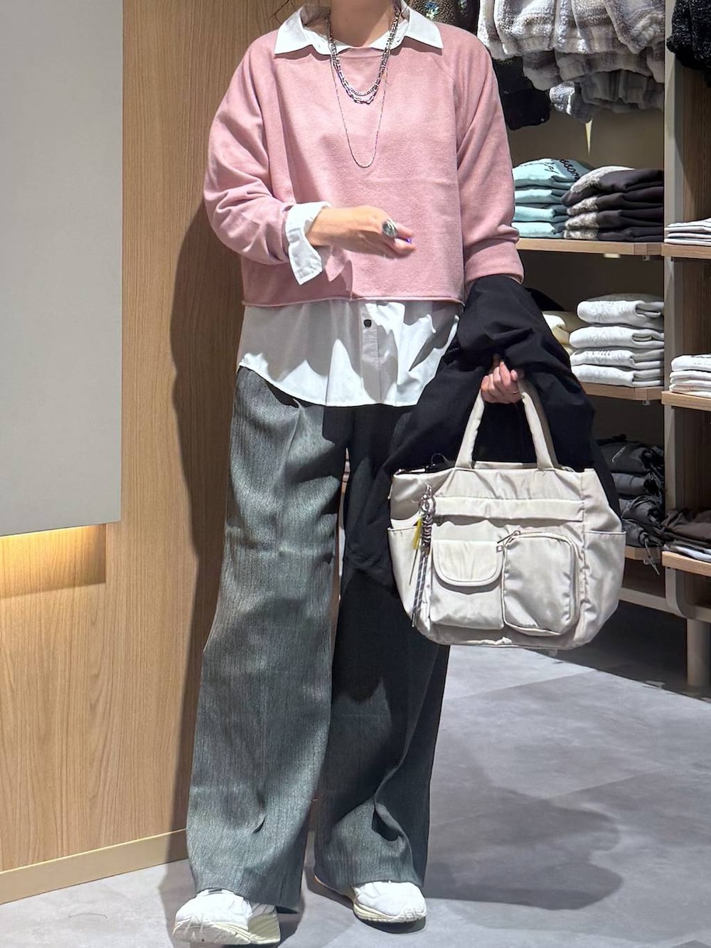 グレー系のその他パンツ、ホワイト系のシャツ/ブラウス、ブラック系のマウンテンパーカーを着用したレディースの秋コーディネートの5枚目の写真