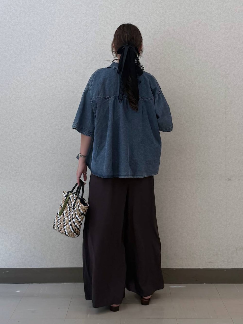 ブラウン系のその他パンツ、ブルー系のシャツ/ブラウス、ホワイト系のTシャツ/カットソーを着用したレディースの夏コーディネートの4枚目の写真