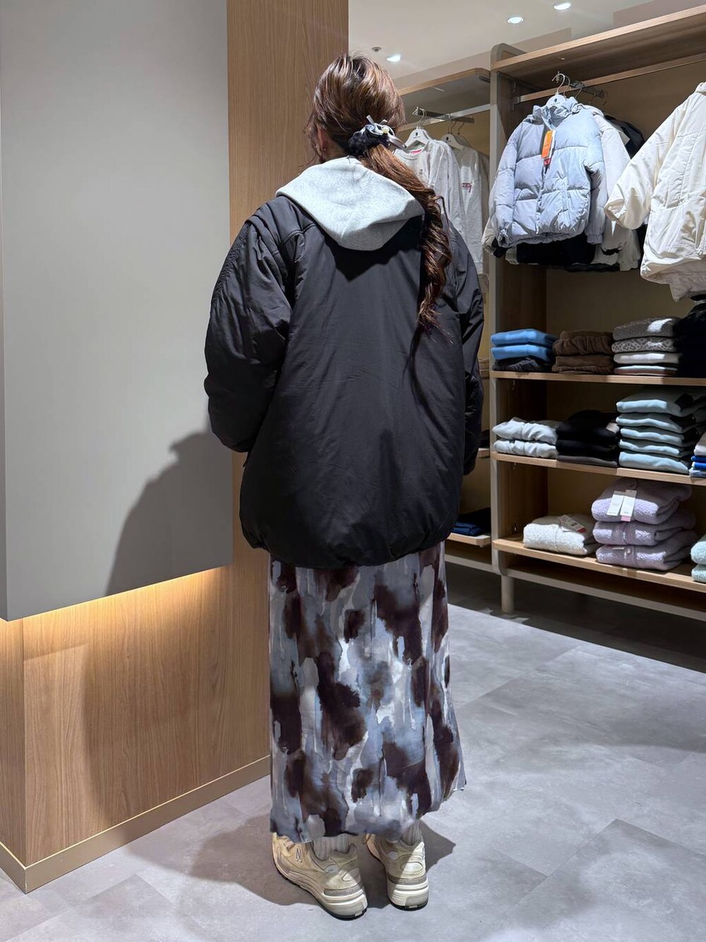 ブラック系のブルゾン、ブルー系のニット/セーター、ブラック系のスカートを着用したレディースの春コーディネートの9枚目の写真
