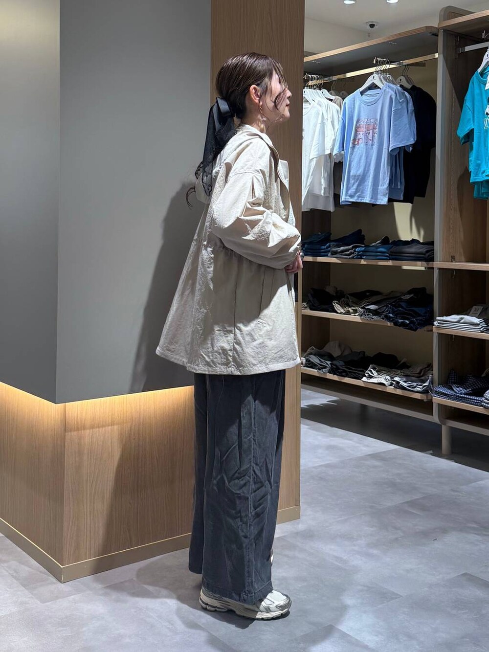 ベージュ系のパーカー、ブラック系のデニムパンツ、ホワイト系のシャツ/ブラウスを着用したレディースの春コーディネートの7枚目の写真