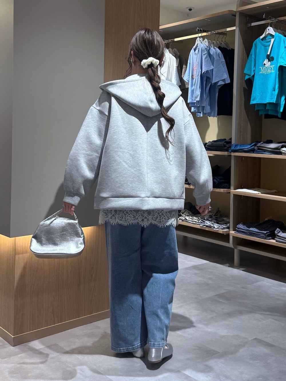 シルバー系のショルダーバッグ、シルバー系のパンプス、グリーン系のニット/セーターを着用したレディースの春コーディネートの8枚目の写真
