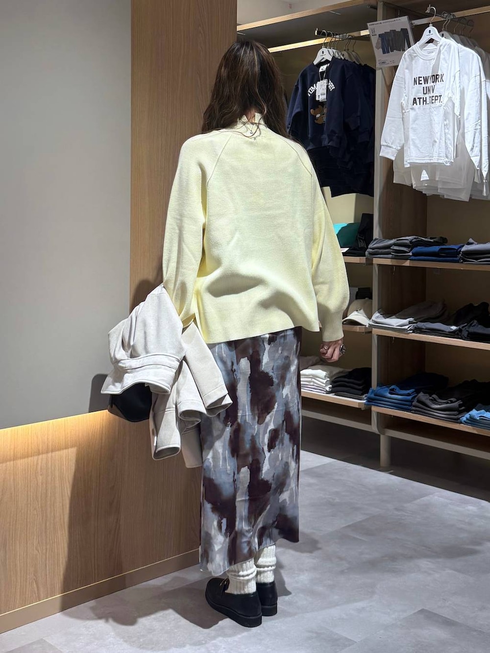 ブラック系のショルダーバッグ、ブラック系のローファー、イエロー系のニット/セーターを着用したレディースの冬コーディネートの8枚目の写真