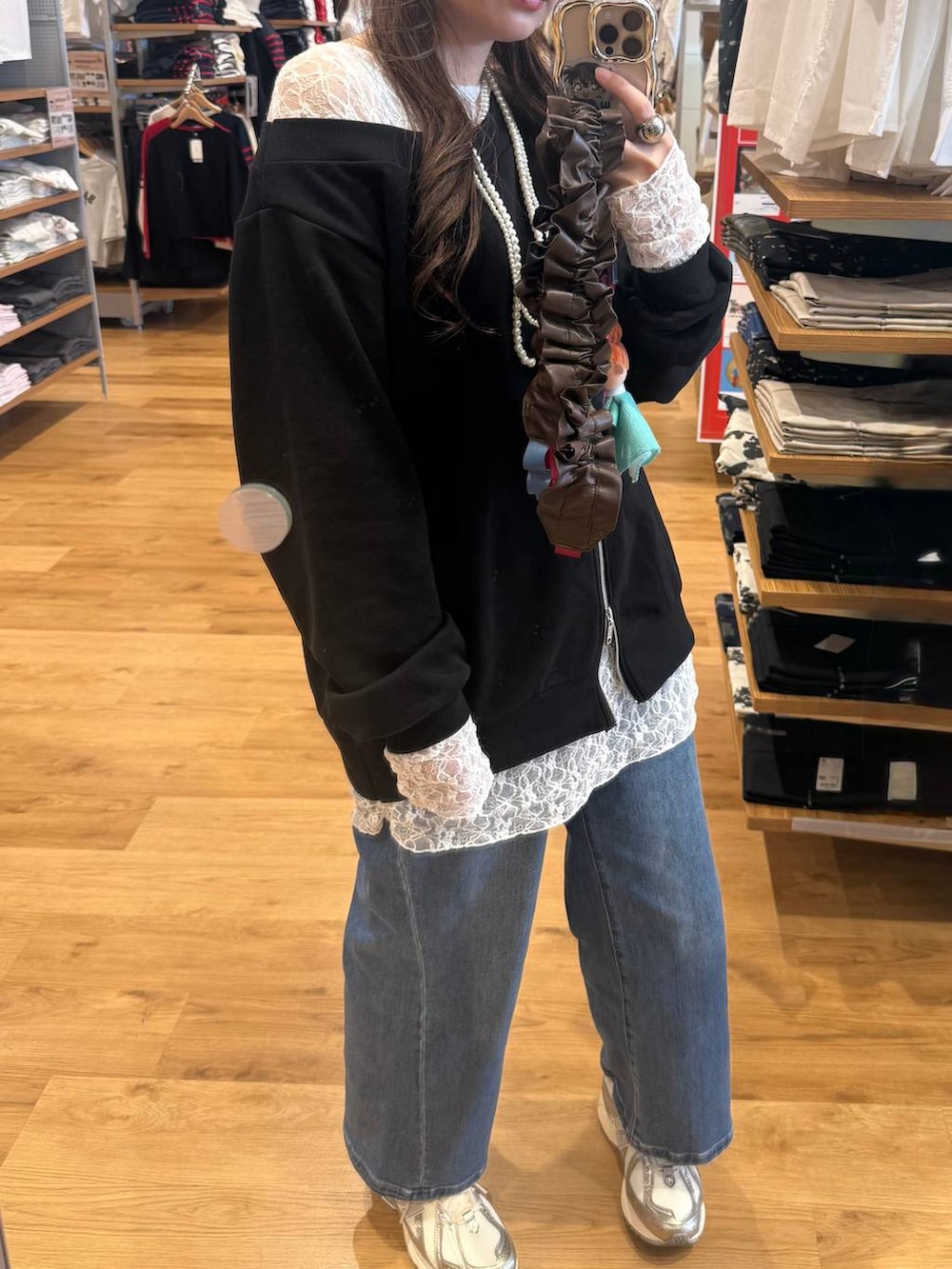 グレー系のベスト、ブルー系のデニムパンツ、ブラック系のTシャツ/カットソーを着用したレディースの春コーディネートの5枚目の写真