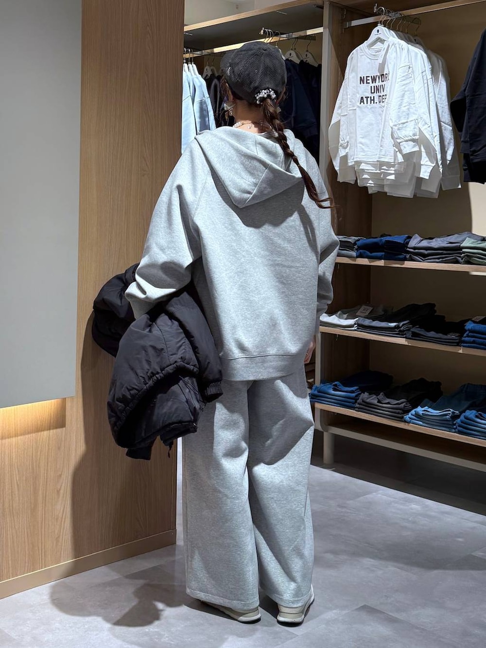 ブラック系のブルゾン、その他のシャツ/ブラウス、グレー系のスウェットパンツを着用したレディースの春コーディネートの4枚目の写真