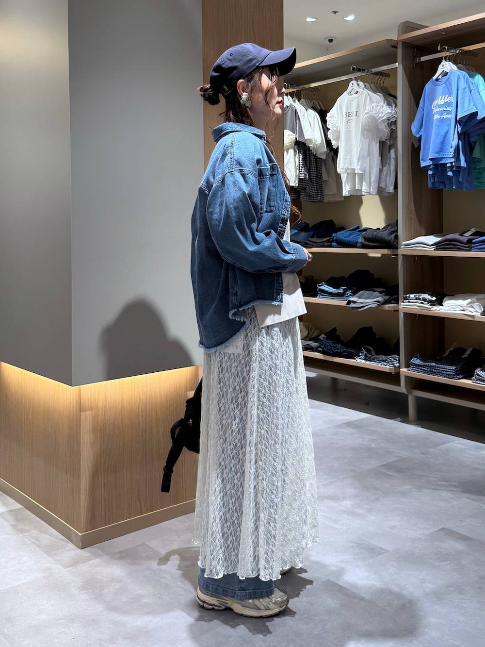 ブルー系のシャツ/ブラウス、ブルー系のデニムパンツ、ベージュ系のTシャツ/カットソーを着用したレディースの夏コーディネートの7枚目の写真