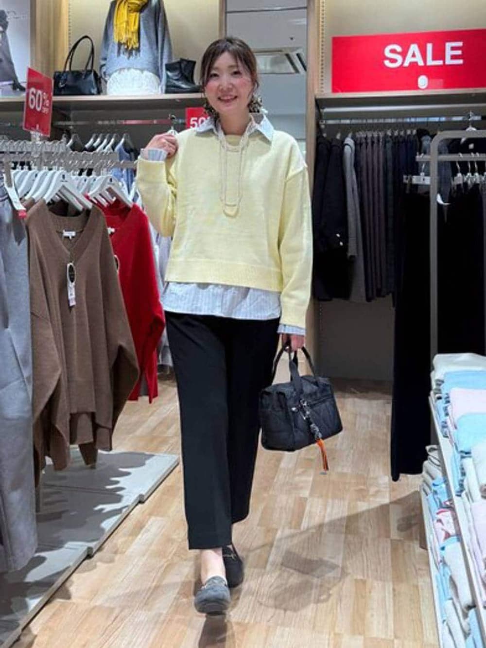 ブラック系のボストンバッグ、ブラック系のセットアップ、グレー系のローファーを着用したレディースの春コーディネートの2枚目の写真