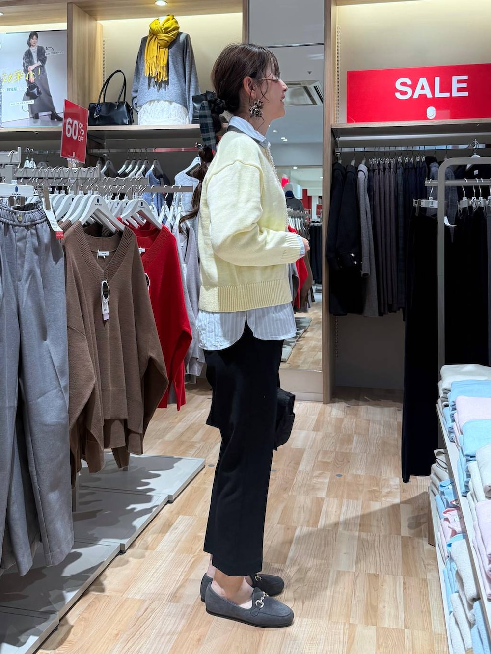 ブラック系のボストンバッグ、ブラック系のセットアップ、グレー系のローファーを着用したレディースの春コーディネートの4枚目の写真