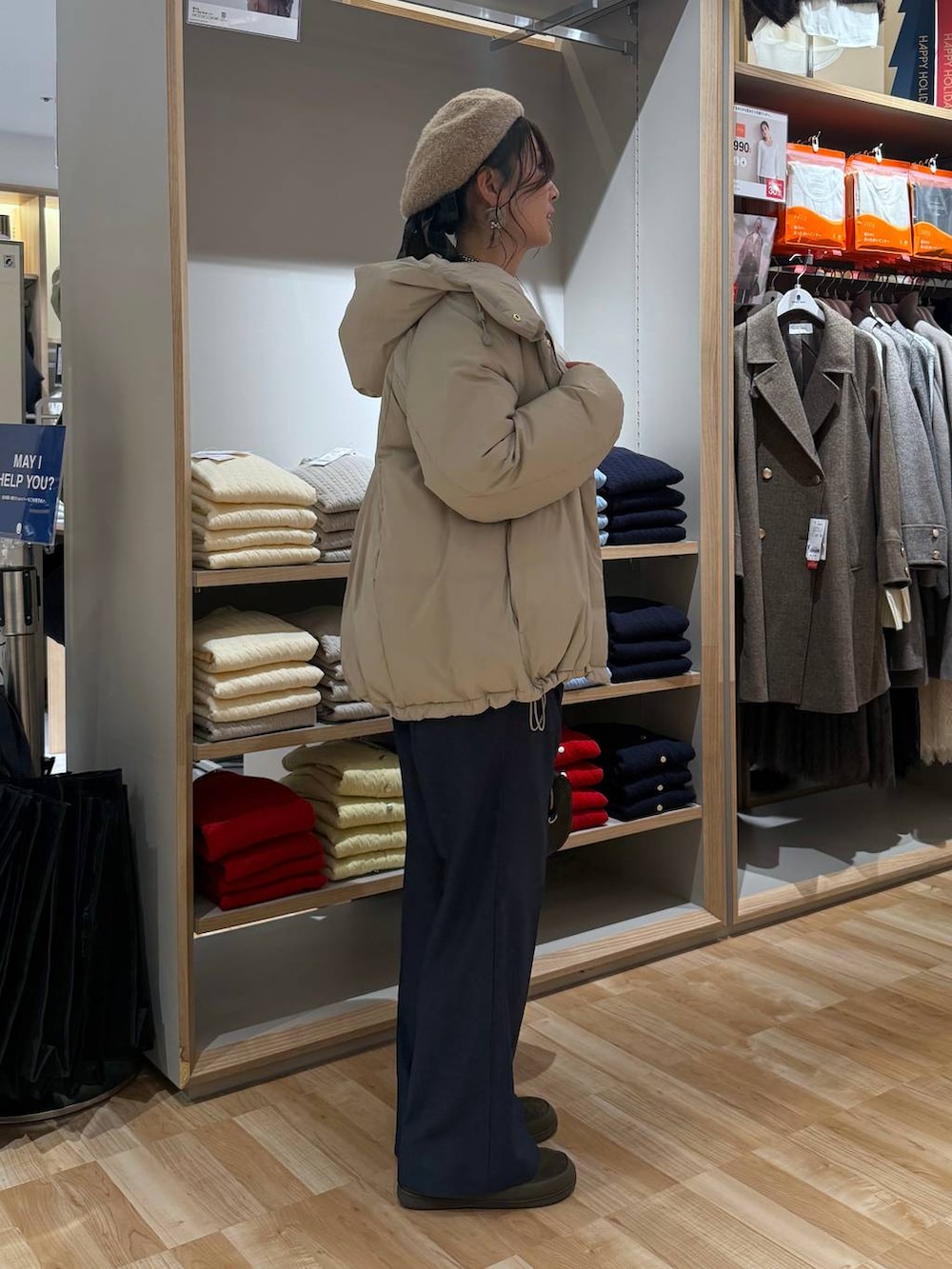 ベージュ系のダウンジャケット/コート、ブルー系のその他パンツ、ホワイト系のTシャツ/カットソーを着用したレディースの春コーディネートの7枚目の写真