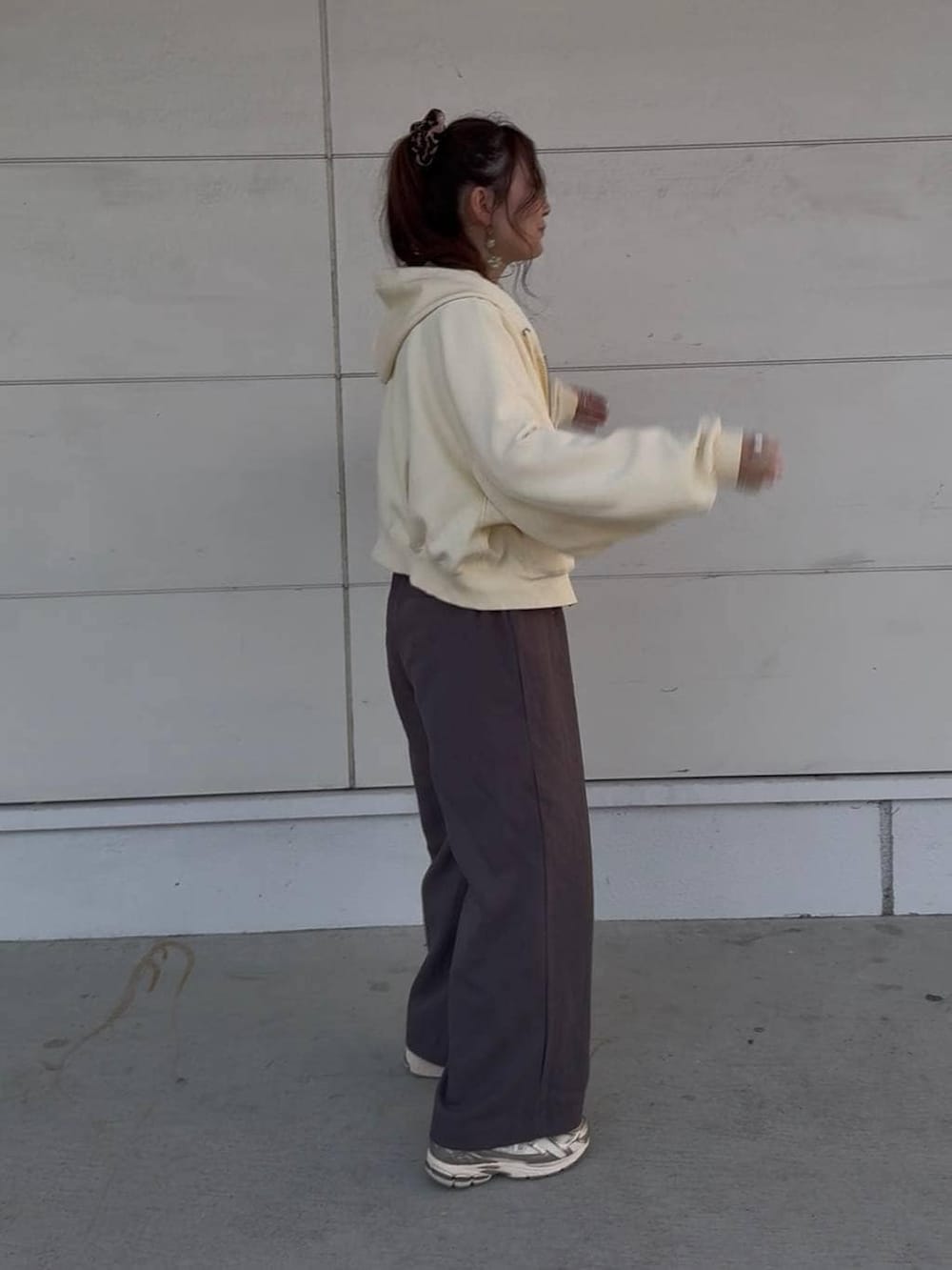 グレー系のサロペット/オーバーオール、イエロー系のパーカー、ホワイト系のTシャツ/カットソーを着用したレディースの春コーディネートの5枚目の写真