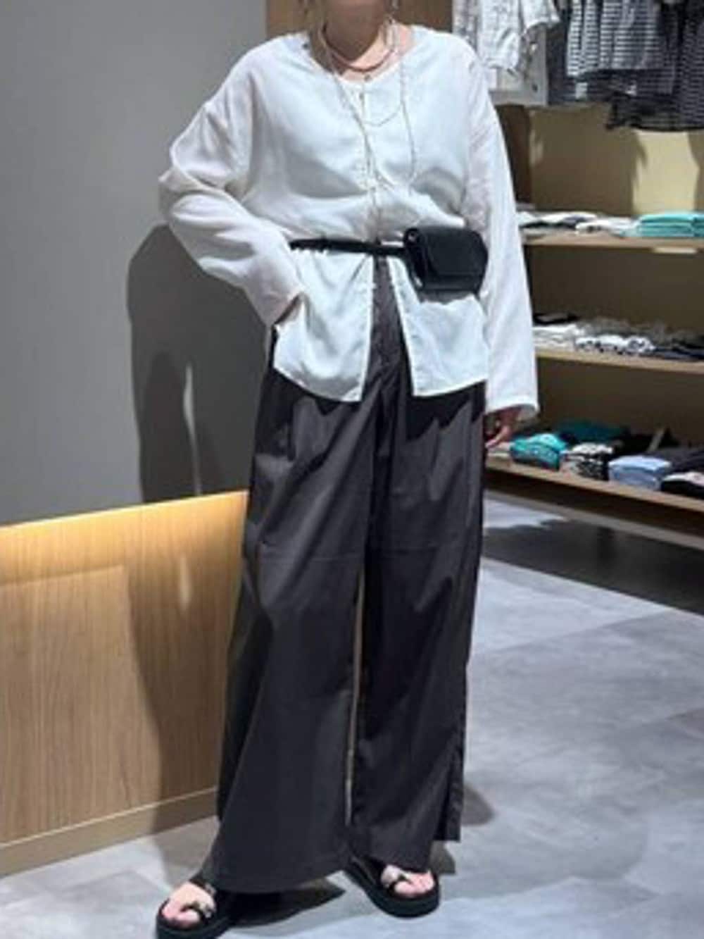 グレー系のその他パンツ、グレー系のタンクトップ、ブラック系のボディバッグ/ウエストポーチを着用したレディースの夏コーディネートの5枚目の写真