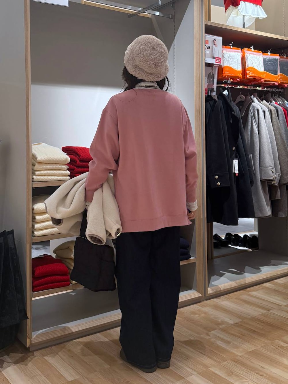 ブラック系のトートバッグ、ホワイト系のブルゾン、ブルー系のデニムパンツを着用したレディースの冬コーディネートの8枚目の写真