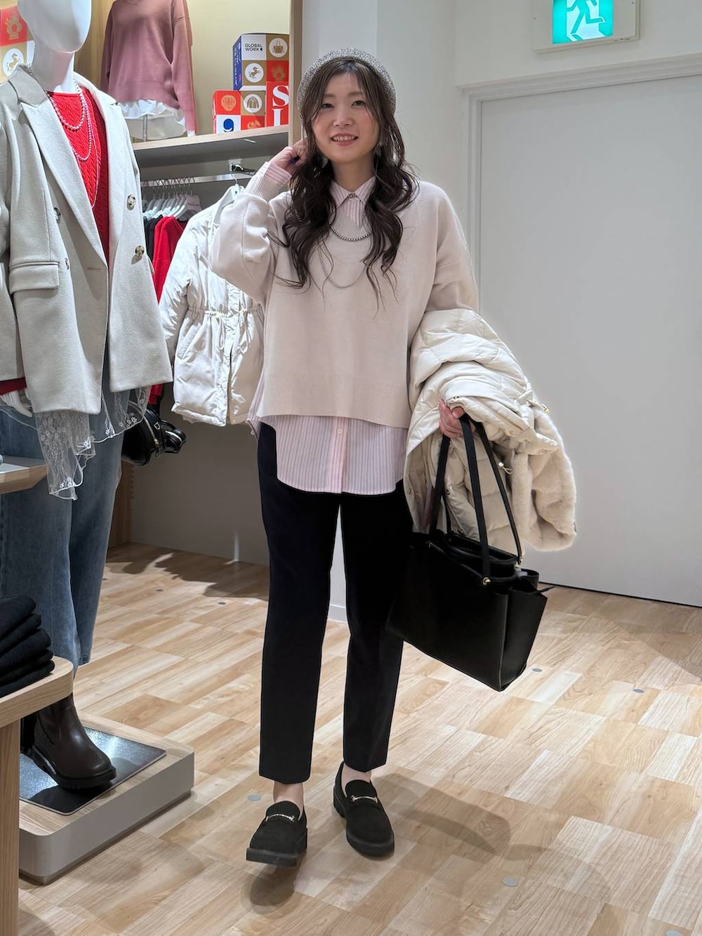 ベージュ系のダウンジャケット/コート、ピンク系のシャツ/ブラウス、ブルー系のその他パンツを着用したレディースの春コーディネートの2枚目の写真